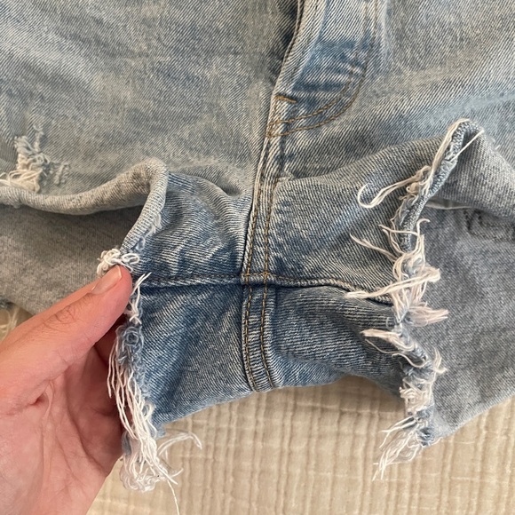Levi's Women's light Blue Denim Shorts size 28 - Picture 6 of 8